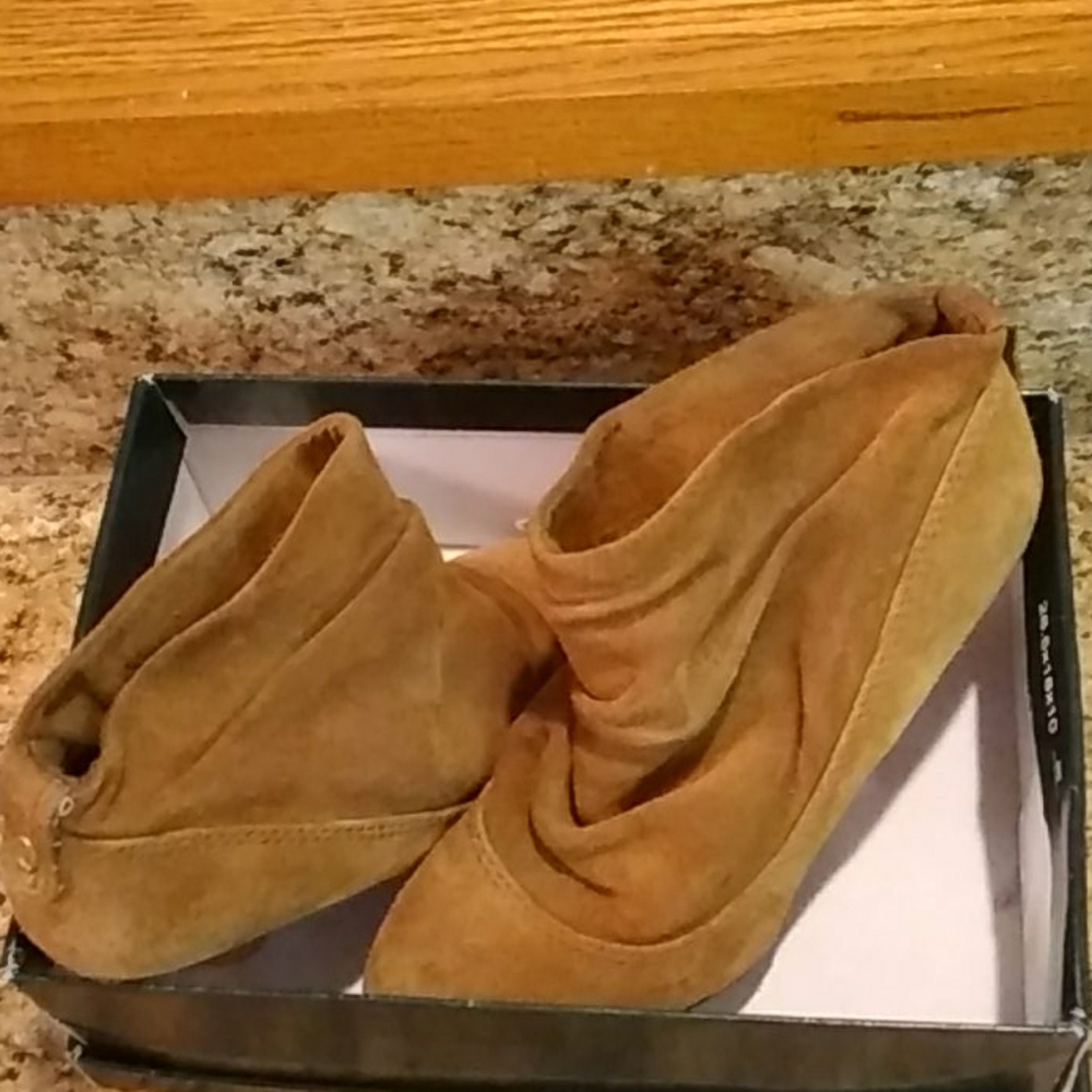 Steve Madden women's leather ankle boots/booties.